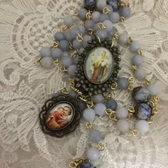 Celebrando la devoción a la Virgen del Carmen en la tradicional rosario
